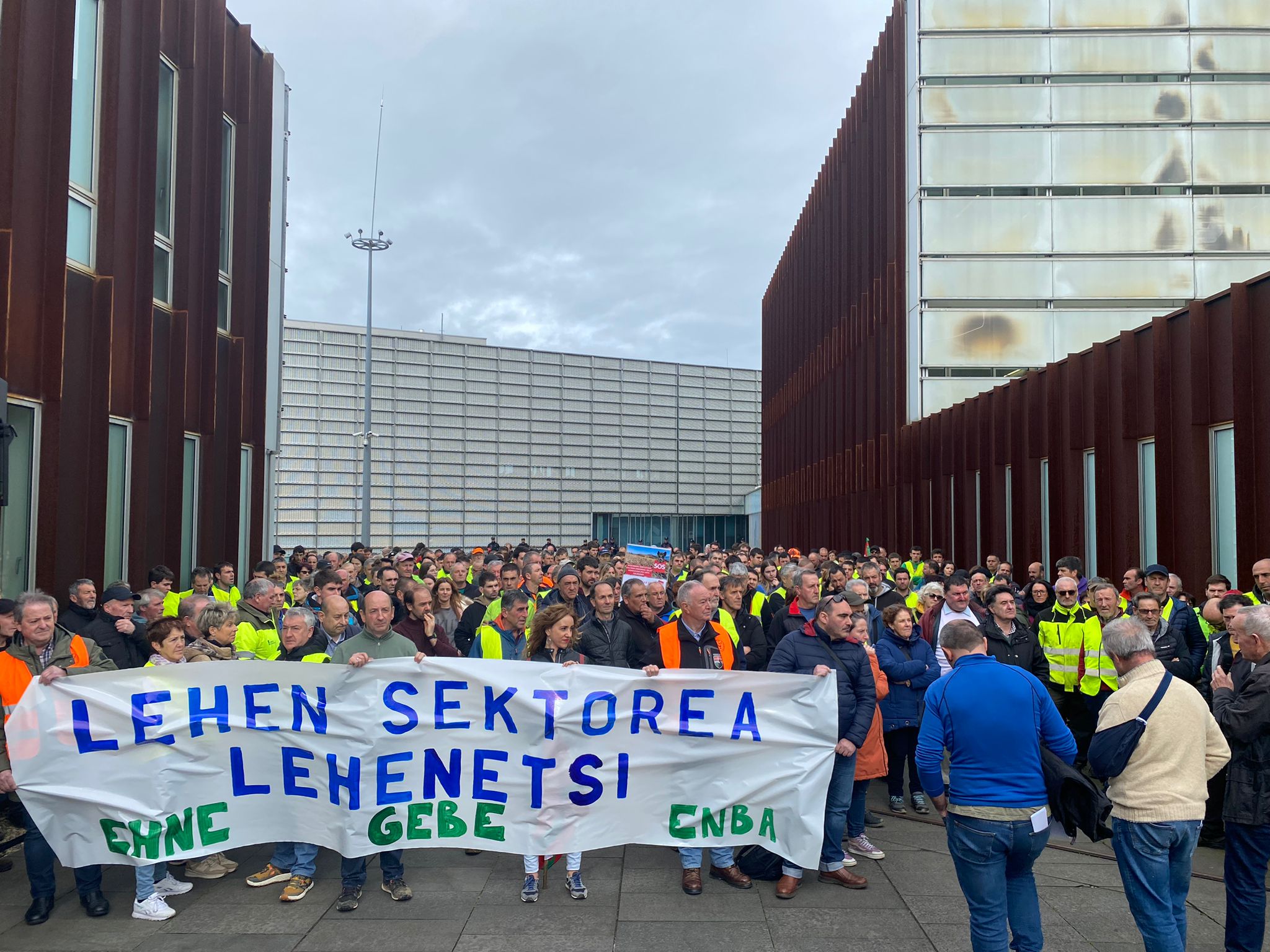 La reivindicación de "Priorizar el sector primario" llega a Donostia y a Juntas Generales de Gipuzkoa